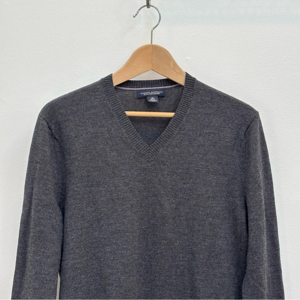 Banana Republic Men's Merino Wool V Neck Sweater Classic Preppy Academia Gray M